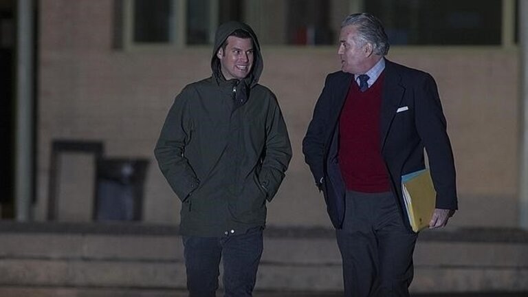 B&aacute;rcenas y su hijo a la salida de Soto del Real.