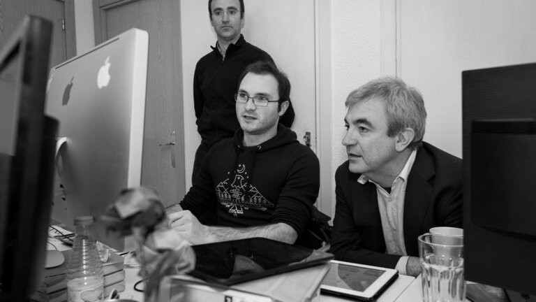 Garicano se interesa por el trabajo de Smartik, una empresa de Madrid llena de talento.