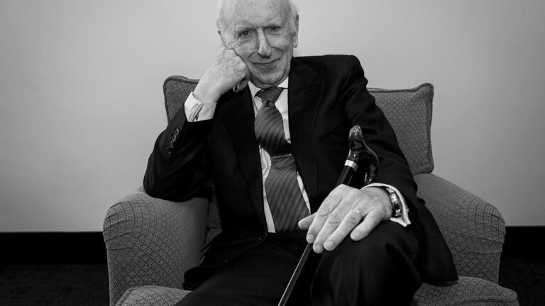 Leopoldo Abad&iacute;a contempla la realidad espa&ntilde;ola con realismo, pero con entusiasmo. Dice lo que cree con claridad, pero con af&aacute;n constructivo.