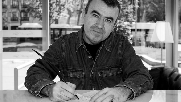  Lorenzo Silva es ave libre de pluma negra. Sus aventuras tienen un fin ejemplarizante donde las buenas personas deslumbran al mal.