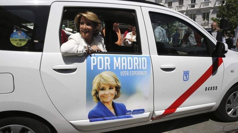 Esperanza Aguirre, durante la presentaci&oacute;n de los taxis que llevar&aacute;n sus carteles electorales.