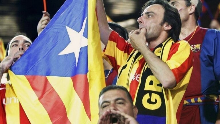 Aficionados del FC Barcelona pitan durante el Himno de Espa&ntilde;a en una final de la Copa del Rey.