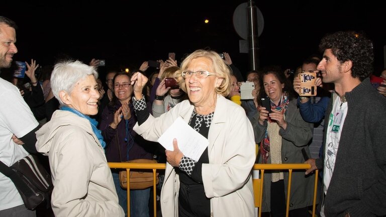 Manuela Carmena celebra el resultado electoral con simpatizantes de Ahora Madrid.
