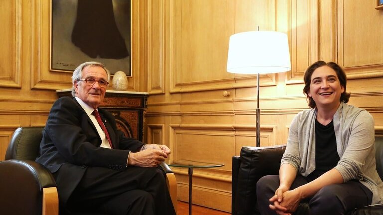 El alcalde de Barcelona, Xavier Tr&iacute;as, reciba a Ada Colau, ganadora de las elecciones municipales de 2019.