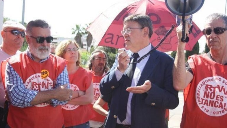 Ximo Puig con trabajadores de Canal ).
