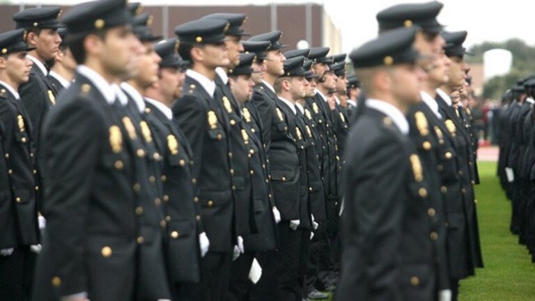 Jura de polic&iacute;as en &Aacute;vila.