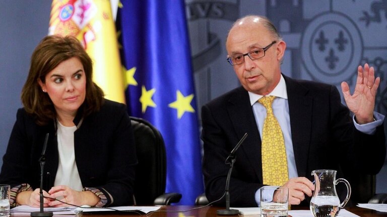 La vicepresidenta, Soraya S&aacute;enz de Santamar&iacute;a, y el ministro de Hacienda y Administraciones P&uacute;blicas, Crist&oacute;bal Montoro.