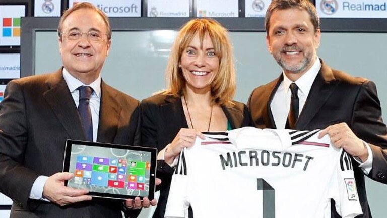 Florentino P&eacute;rez con Mar&iacute;a Gara&ntilde;a y Orlando Ayala, de Miscrosoft.