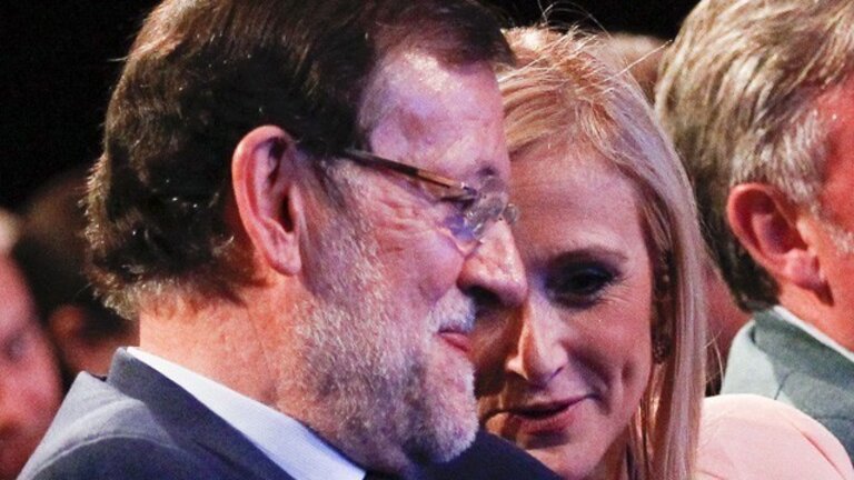 Mariano Rajoy comparte confidencias con Cristina Cifuentes durante la Conferencia Pol&iacute;tica.