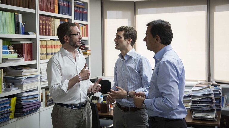 Javier Maroto, junto a Pablo Casado y Fernando Mart&iacute;nez-Ma&iacute;llo.