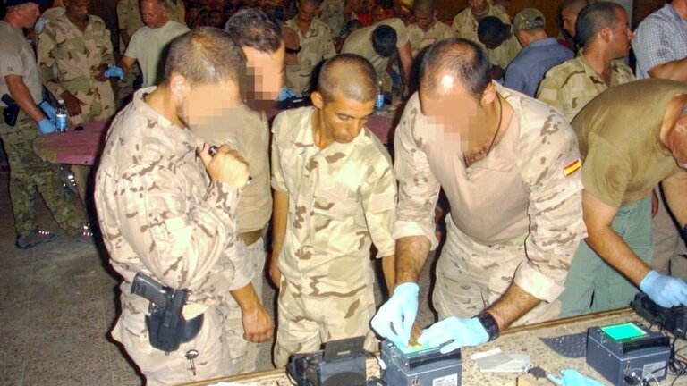 Instructores espa&ntilde;oles toman las huellas dactilares a un soldado iraqu&iacute; (Ministerio de Defensa).