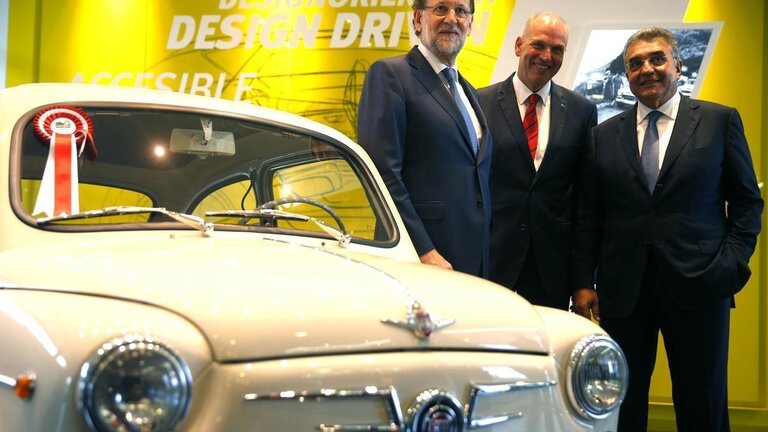 Mariano Rajoy, en la planta de Seat en Martorell con el presidente de Seat, J&uuml;rgen Stackmann, y el vicepresidente ejecutivo de Volkswagen, Francisco Javier Garc&iacute;a Sanz.