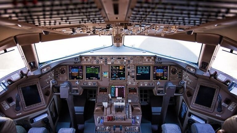 Cabina de un avi&oacute;n.