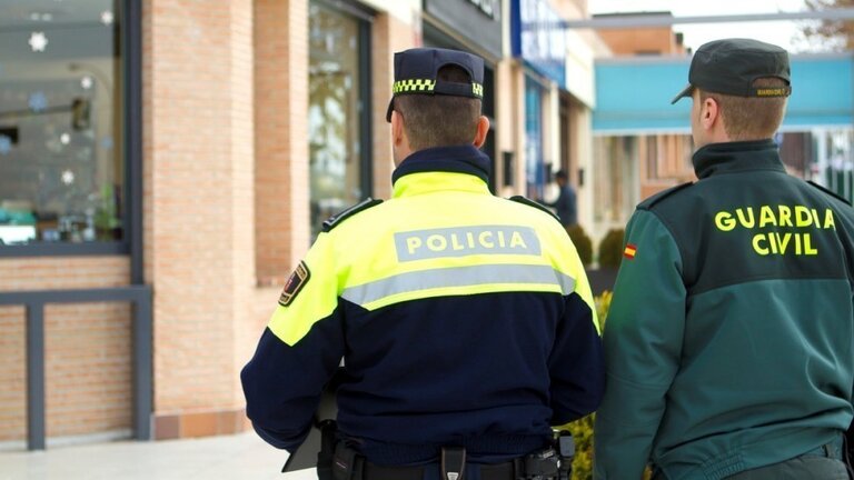 Agentes de la Polic&iacute;a y la Guardia Civil.