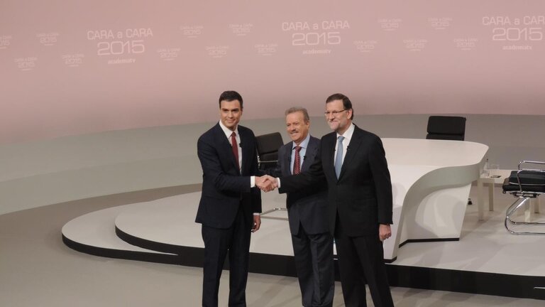 Saludo de los candidatos antes del cara a cara.