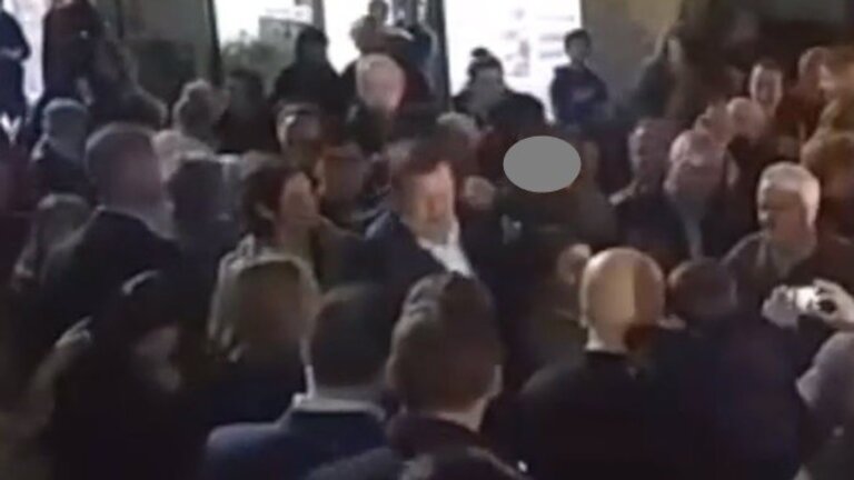 Momento de la agresi&oacute;n a Rajoy.