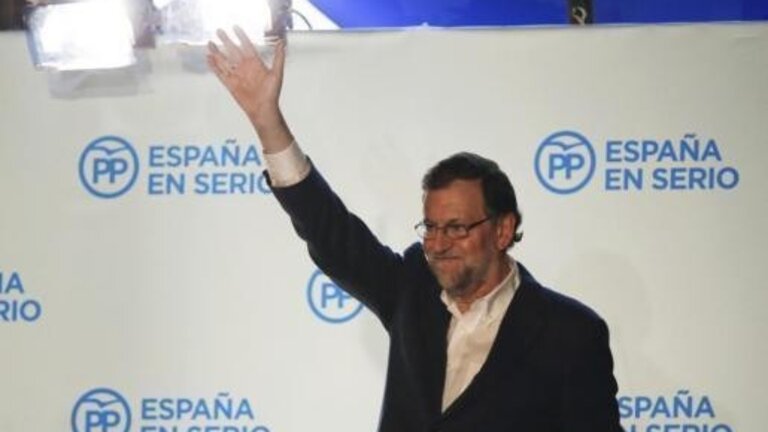 Mariano Rajoy celebra los resultados del PP en el balc&oacute;n de G&eacute;nova. 