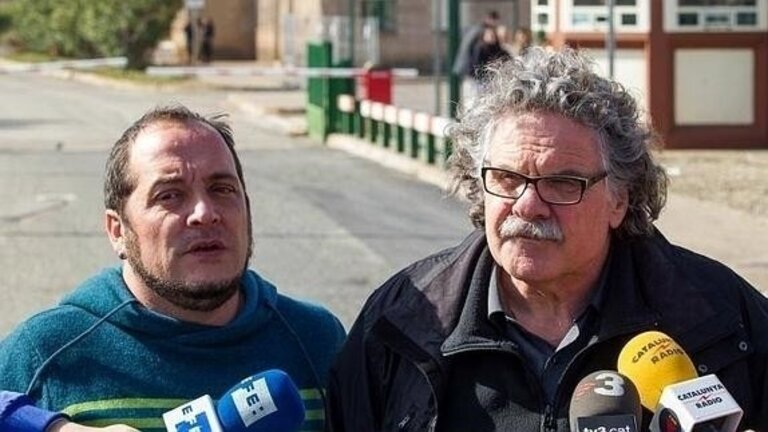 David Fern&aacute;ndez y Joan Tard&agrave;, tras visitar a Otegi.