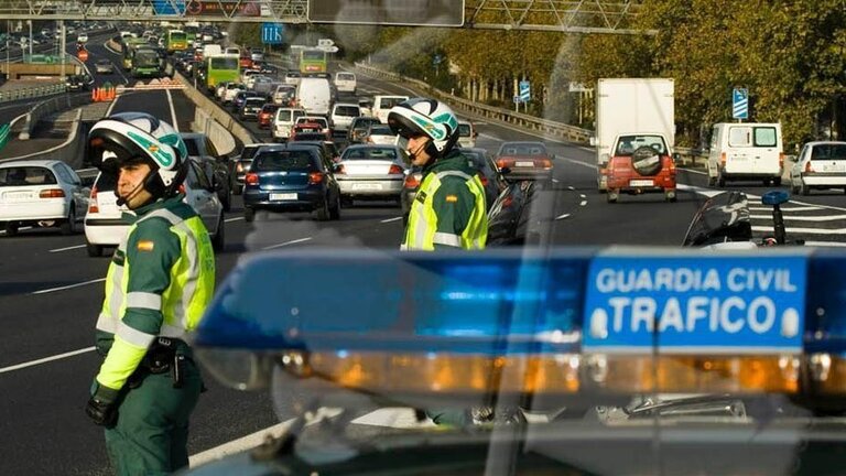 Agentes de la Guardia Civil de Tr&aacute;fico.