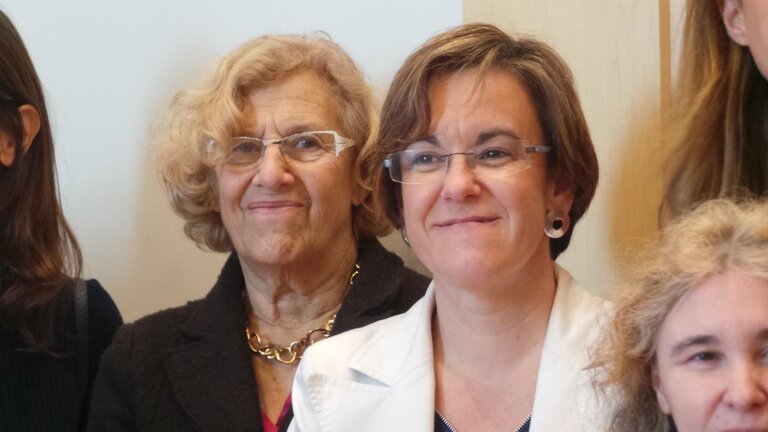 Manuela Carmena, con la portavoz socialista Puri Causapi&eacute;.