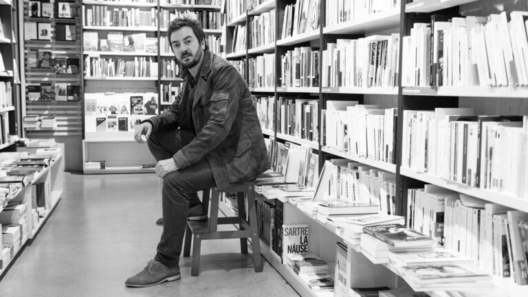 En el frontispicio de Bustos se lee, a cincel: "Leer nos har&aacute; libres".