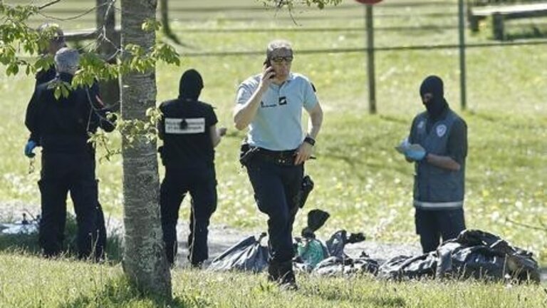La Polic&iacute;a francesa en uno de los zulos entregados por ETA.