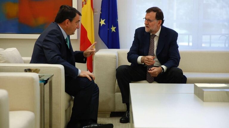 Aitor Esteban y Mariano Rajoy en una reuni&oacute;n en Moncloa.