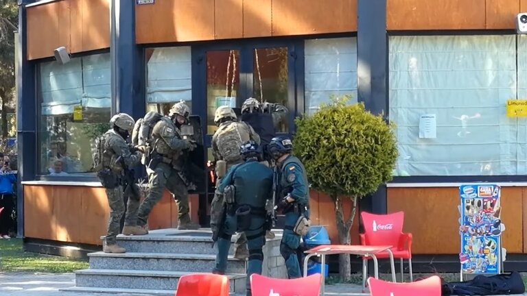 Unidades especiales del Ej&eacute;rcito junto a miembros del GAR durante la exhibici&oacute;n.