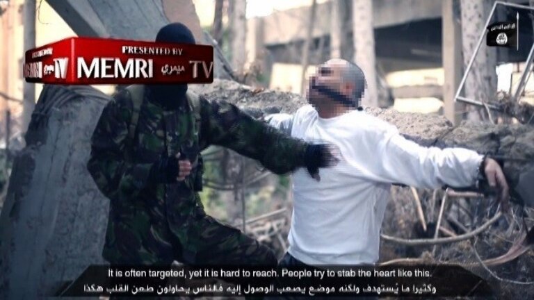 Un terrorista del Daesh explica los puntos vitales utilizando a un prisionero.