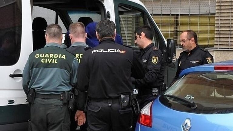 Guardias civiles y polic&iacute;as, en una operaci&oacute;n conjunta.
