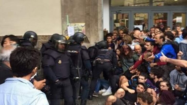 Disturbios en una intervenci&oacute;n de la Polic&iacute;a Nacional el 1-O.