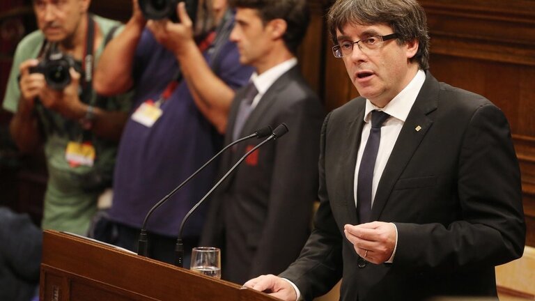 Carles Puigdemont, en el pleno del Parlament.