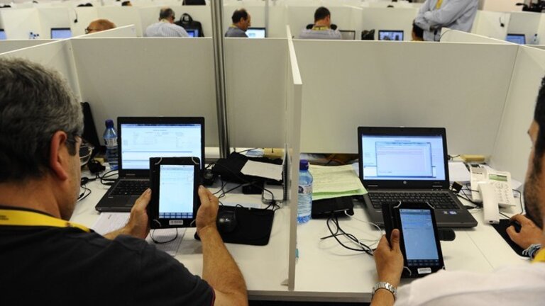 Ordenadores y tabletas en el centro de datos de unas elecciones europeas.