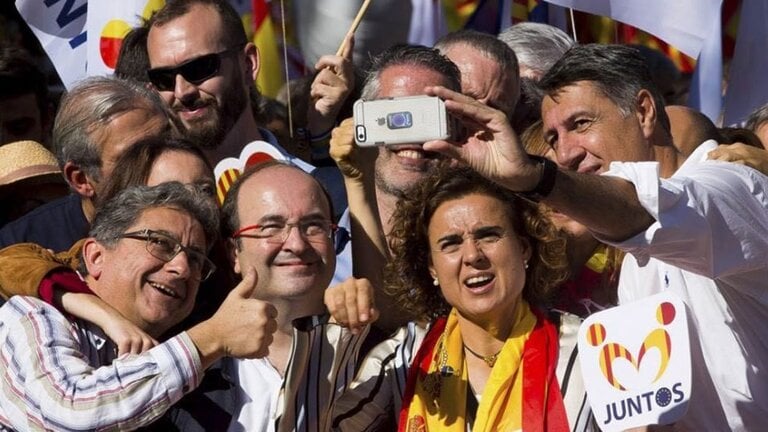 Iceta, fotografi&aacute;ndose con los populares Millo, Montserrat y Albiol.