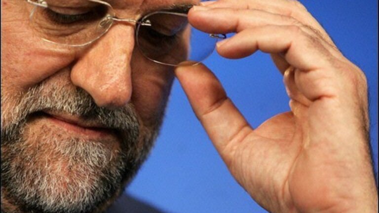 Rajoy, cabizbajo, en la sede nacional del PP.