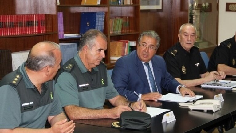 Zoido, en una reuni&oacute;n con guardias civiles y polic&iacute;as.