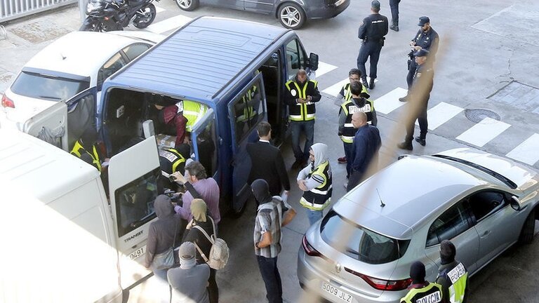 La Polic&iacute;a requisa los documentos que los Mossos iban a quemar en la incineradora.