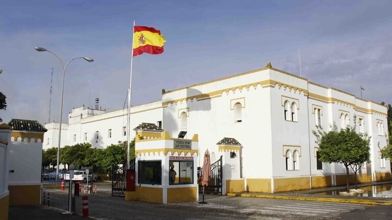 Entrada al acuartelamiento de Tablada (Sevilla).