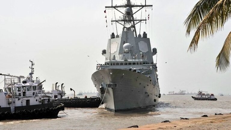 La fragata espa&ntilde;ola M&eacute;ndez N&uacute;&ntilde;ez, en el puerto de Bombay.