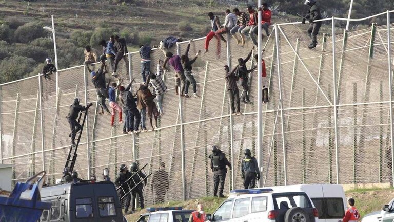 Asalto de inmigrantes irregulares a la valla de Melilla.