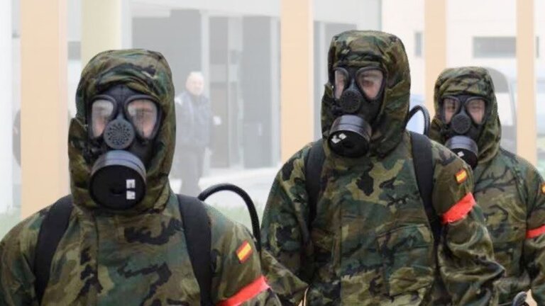 Militares con trajes NBQ en la Operaci&oacute;n Balmis.