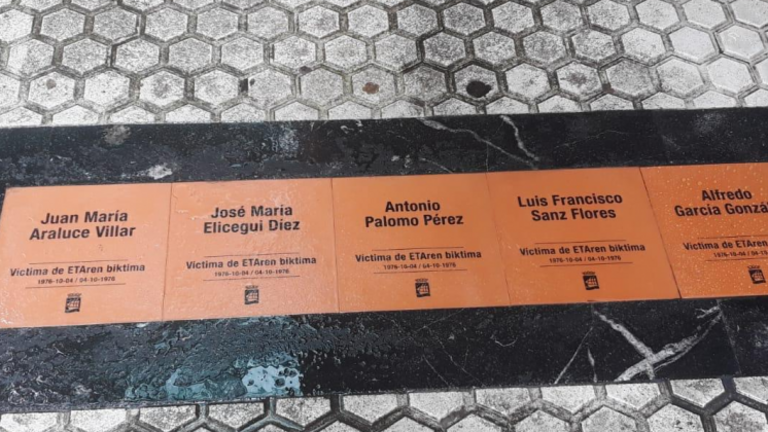 Placas en memoria de cinco asesinados por ETA en 1976.