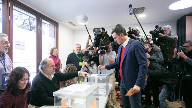 Pedro S&aacute;nchez vota en las elecciones generales del 10 de noviembre de 2019.
