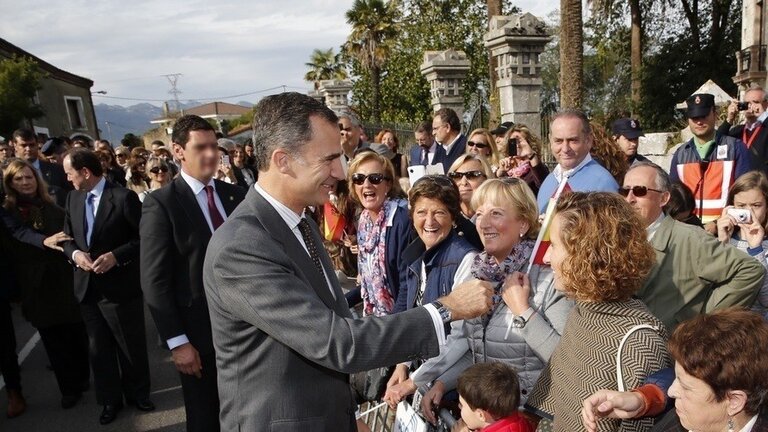 Felipe VI, seguido por un escolta.