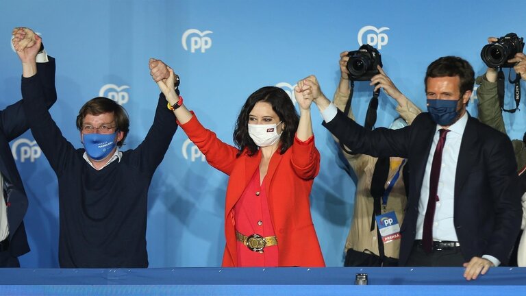 Isabel D&iacute;az Ayuso, en el centro, celebra su victoria en las elecciones de la Comunidad de Madrid.