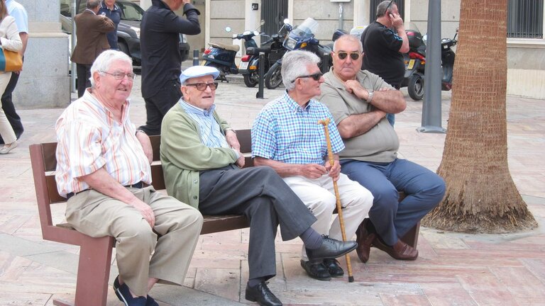 (Jubilados sentados en un banco, en una imagen de archivo.)