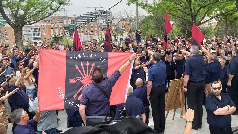 Concentraci&oacute;n falangista fuera del cementerio de San Isidro.