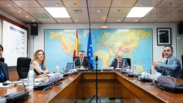 Iv&aacute;n Redondo y Miguel &Aacute;ngel Ballesteros, en el centro (Foto: Pool Moncloa/Borja Puig de la Bellacasa).