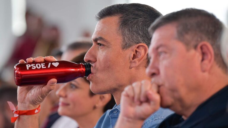 El candidato del PSOE a la Presidencia de la Junta, Emiliano Garc&iacute;a-Page, y el secretario general del partido, Pedro S&aacute;nchez, en Puertollano.