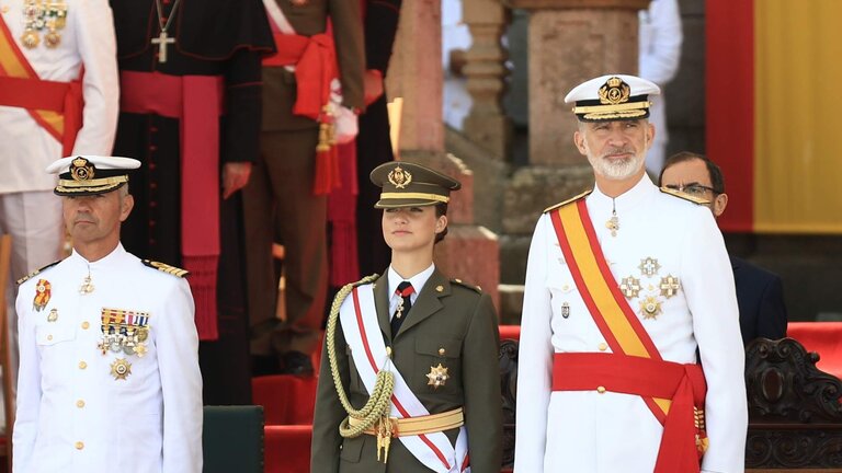 El rey Felipe y la princesa Leonor, en la Escuela Naval Militar (Foto: Beatriz Ciscar / Europa Press).
